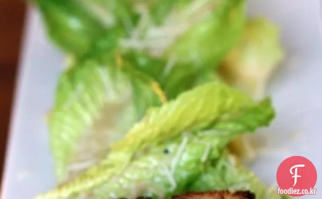 로메인 시저 드레싱과 큰 크루통 잎