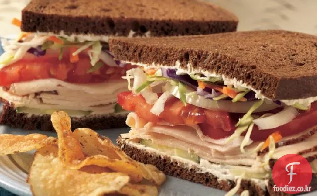 닭고기,야채 및 크림 치즈 샌드위치