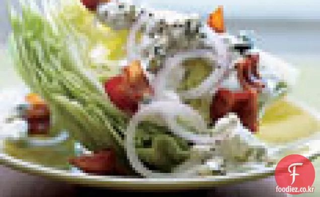 따뜻한 베이컨과 블루 치즈 드레싱을 곁들인 빙산 쐐기