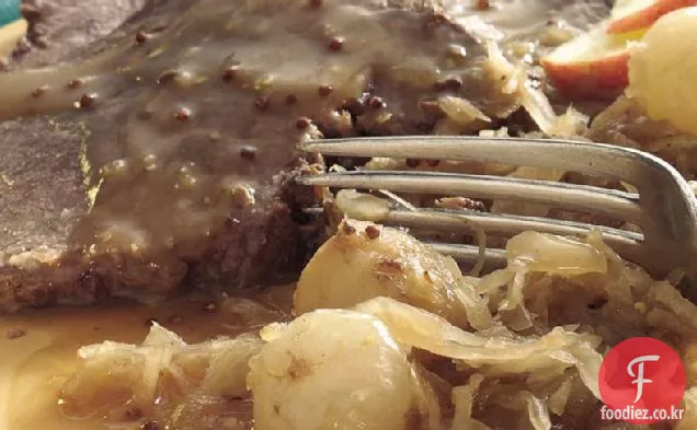슬로우 쿠커 바이에른 스타일의 쇠고기와 소금에 절인 양배추