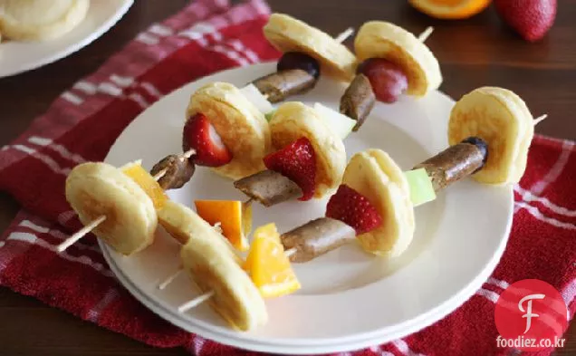 과일과 소시지 팬케이크 케밥