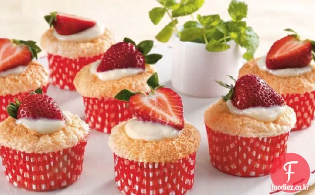 바닐라 박제 딸기 컵 케이크