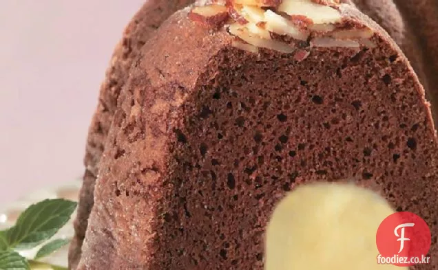 화이트 초콜릿 무스와 초콜릿 아몬드 케이크