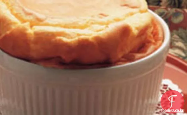 고전적인 치즈 Soufflè