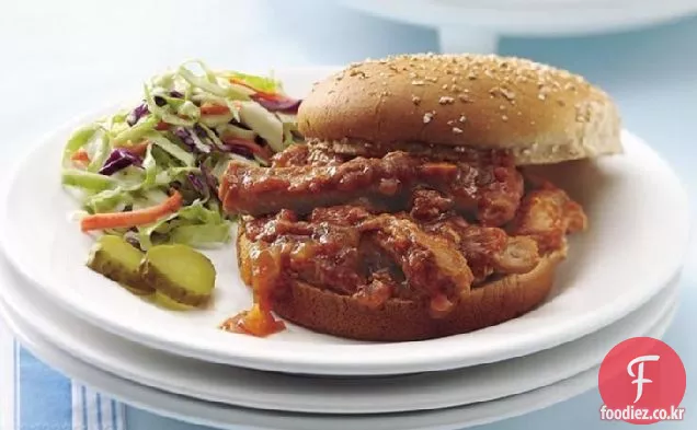 빵에 천천히 조리 된 바베큐 돼지 고기
