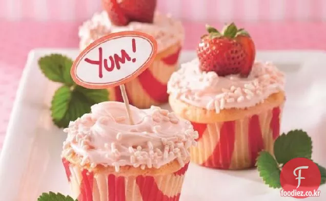 딸기와 크림 컵 케이크