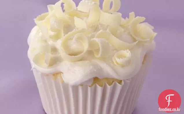 화이트-온-화이트 웨딩 컵 케이크