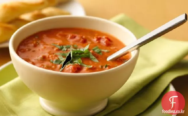 땅딸막 한 토마토 바질 수프