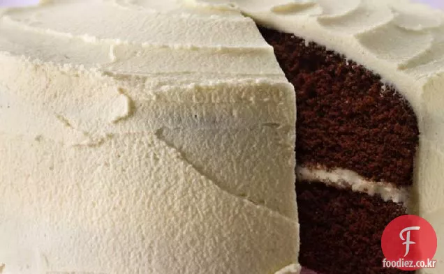 흰 설탕 프로 스팅과 함께 맛있는 초콜릿 케이크