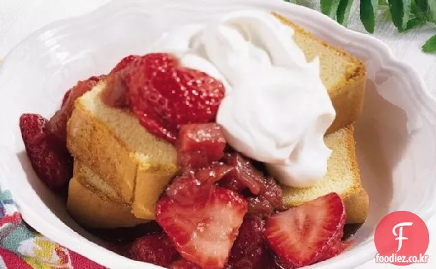 파운드 케이크 위에 신선한 딸기와 대 황 소스