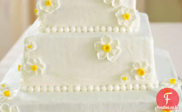 라즈베리 충전 화이트 웨딩 케이크