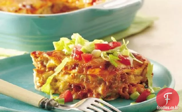 계층화 된 칠레-치킨 엔칠 라다 캐서롤