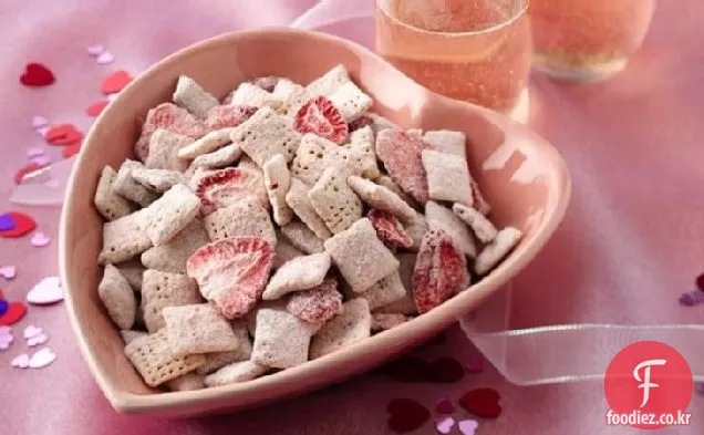 딸기에 화이트 초콜릿 Chex®섞