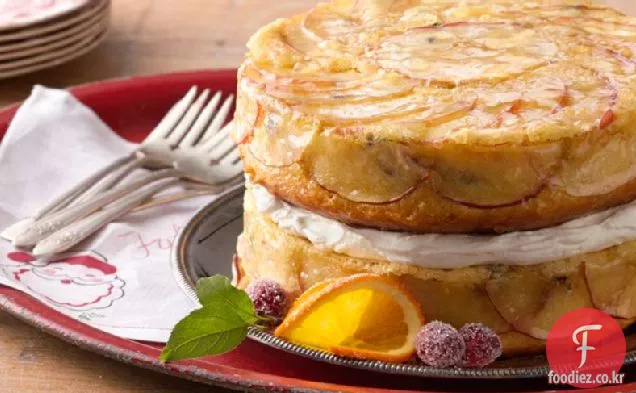 위스키에 담근 과일을 곁들인 거꾸로 사과 케이크