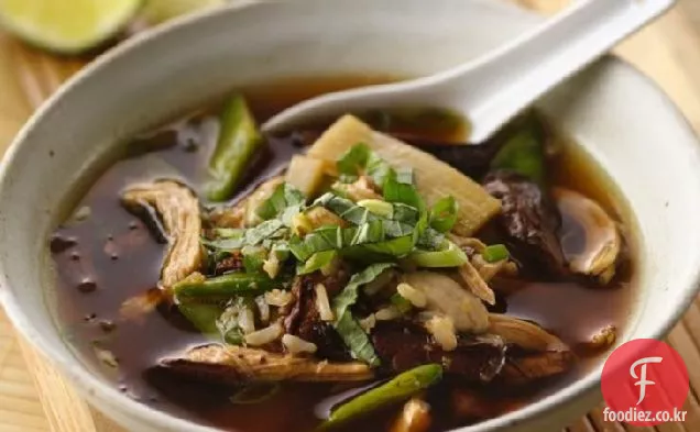 아시아 버섯 닭고기 수프