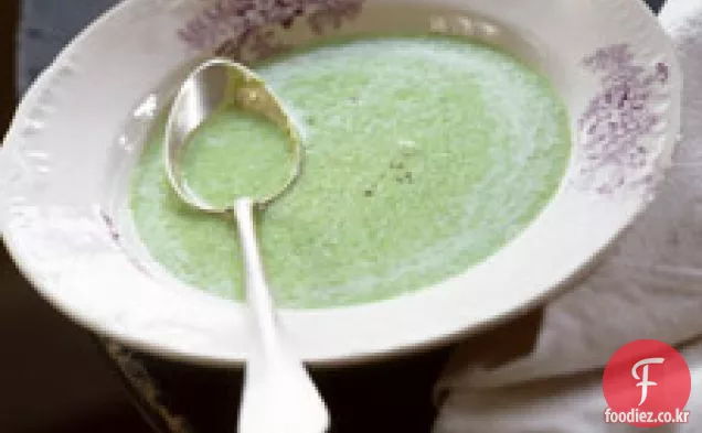 밝은 녹색 완두콩 수프