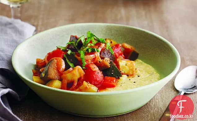 염소 치즈 폴렌타 위에 천천히 익힌 라따뚜이