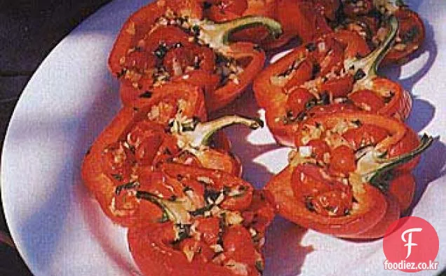체리 토마토,양파,바질로 채워진 구운 고추