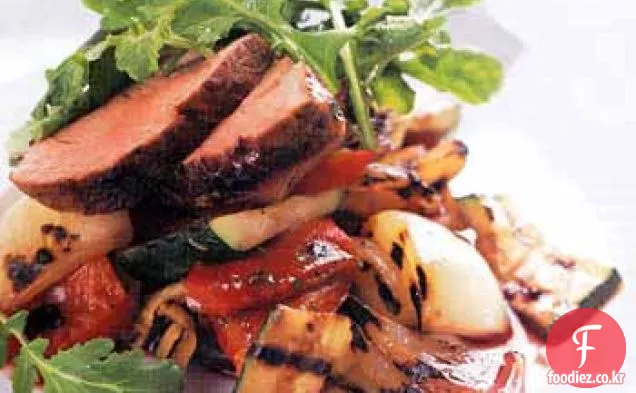 돼지 고기 안심과 구운 야채 샐러드