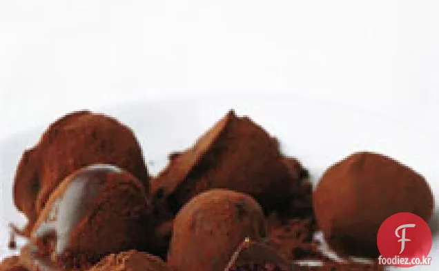 초콜릿으로 덮인 라즈베리 트뤼플