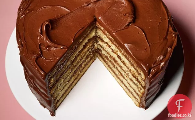 초콜릿 사워 크림 설탕을 입힌 노란색 레이어 케이크