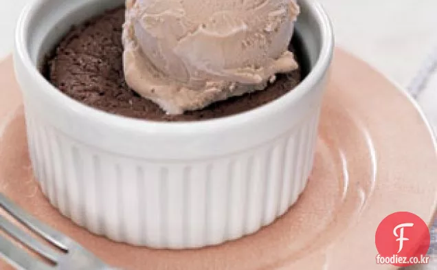 커피 아이스크림과 달콤한 녹은 초콜릿 케이크