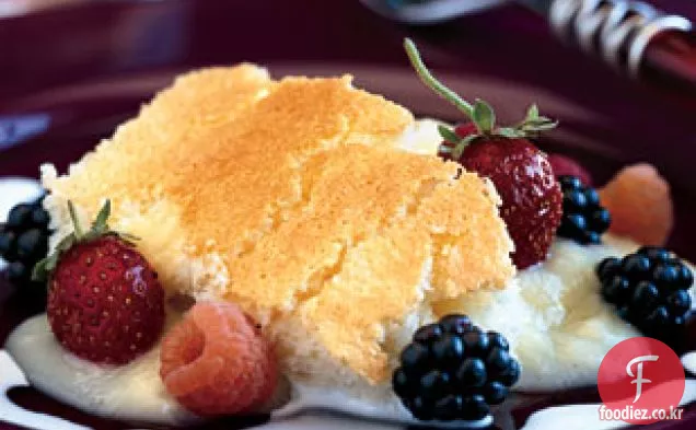 신선한 딸기와 마이어 레몬 버터 밀크 푸딩 케이크
