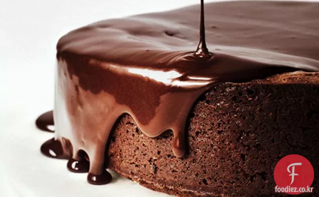 적포도주 유약을 가진 가장 어두운 초콜렛 케이크