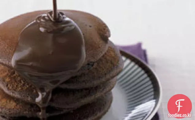 초콜릿 소스와 초콜릿 철판 케이크