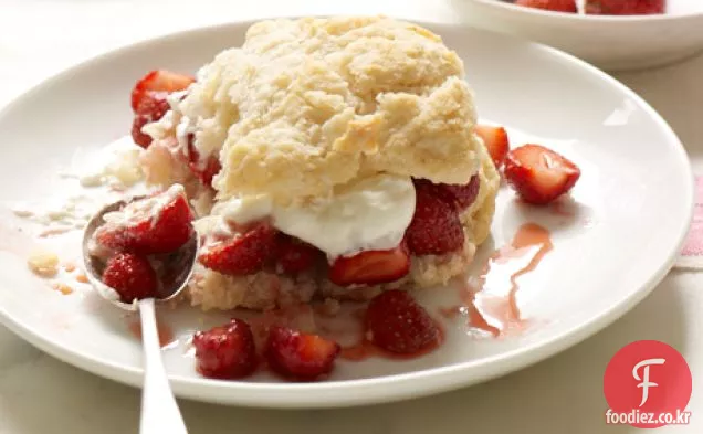 버터 밀크 비스킷과 딸기 쇼트 케이크