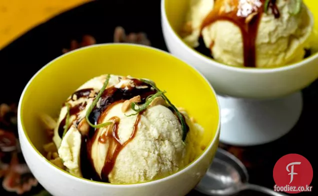 갈색 설탕 시럽과 땅콩을 곁들인 코코넛 옥수수 아이스크림