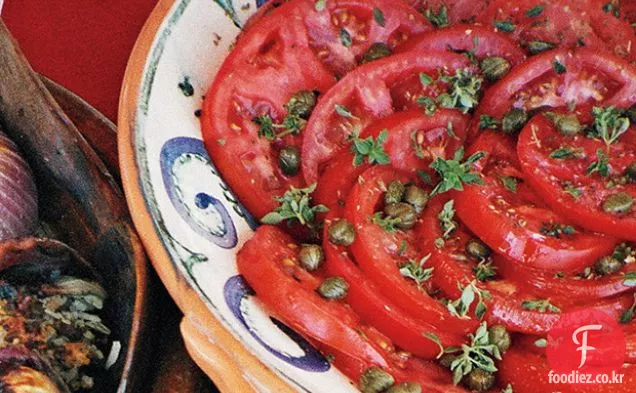 샬롯 비네 그레트,케이 퍼,바질을 곁들인 토마토 샐러드