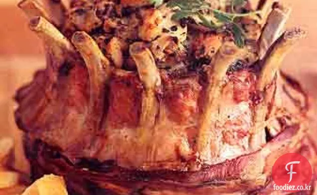 사과 먹거리와 돼지 고기의 크라운 로스트