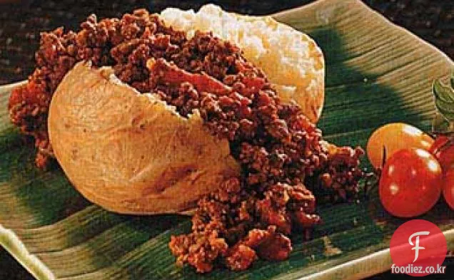 매운 쇠고기 칠리와 구운 감자
