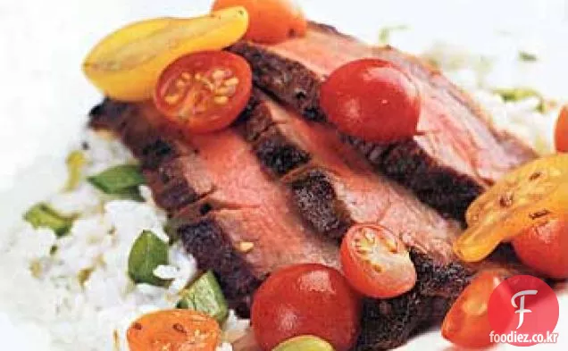 타마 린드 드레싱과 혼합 체리 토마토