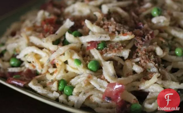허브 Spätzle 과 함께 스펙과 완두콩