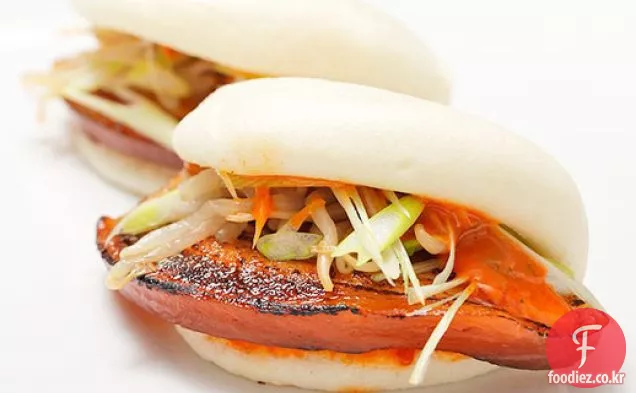 매운 마요네즈,부추,콩나물 절임을 곁들인 삼겹살 빵