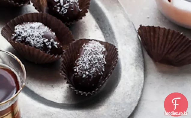 초콜릿으로 덮인 코코넛 속 날짜(날것,비건,글루텐 프리,팔 레오)