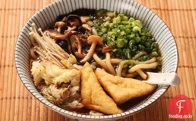 버섯을 곁들인 일본 우동-튀긴 버섯과 양배추를 곁들인 간장 국물(비건)