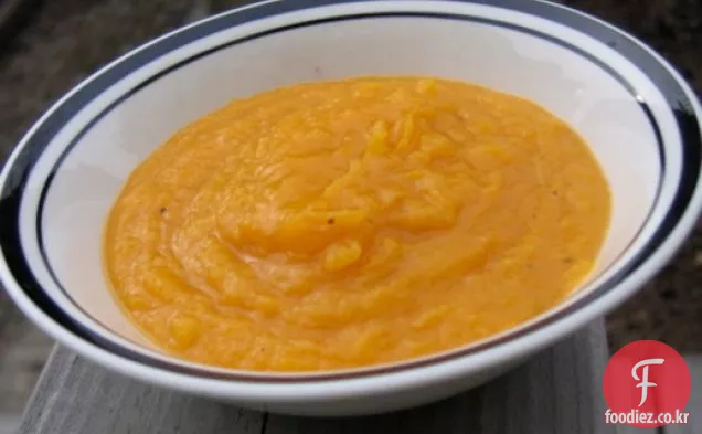 건강하고 맛있는:구운 버터 넛 스쿼시 수프