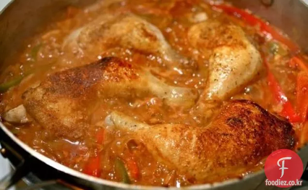 고추와 파프리카를 곁들인 쉬운 프라이팬 찐 닭고기