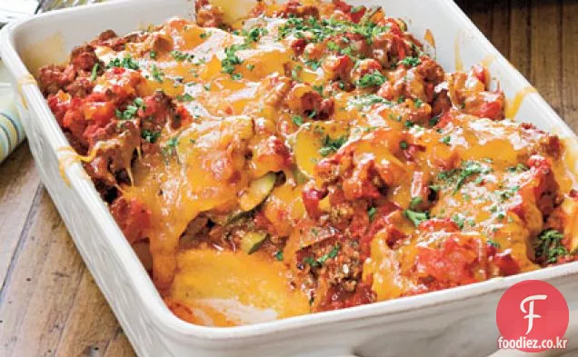 폴렌타 크러스트를 곁들인 토마토 쇠고기 캐서롤