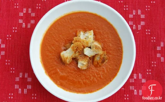 체다 크루통을 곁들인 갈색 설탕 구이 토마토 수프