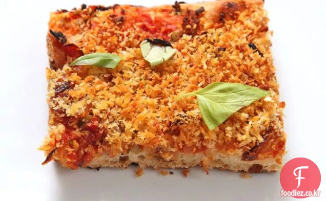 햇볕에 말린 토마토,캐러멜 양파,올리브,빵가루를 곁들인 간편한 팬 피자(비건)