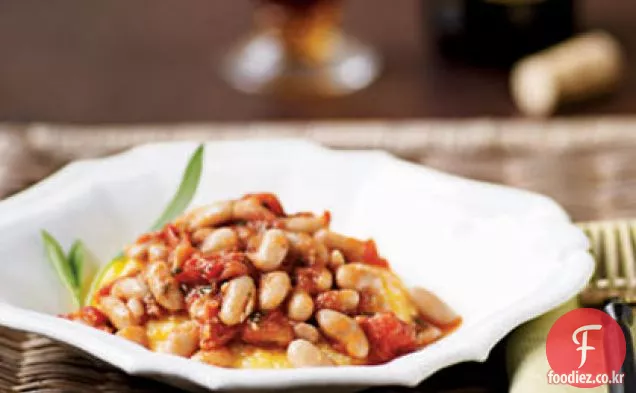 토마토 찐 콩을 곁들인 폴렌타