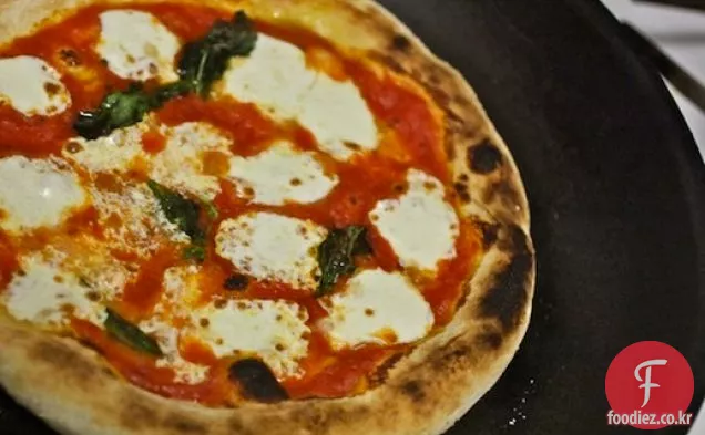 가정 부엌을위한 해커 프리 나폴리 피자