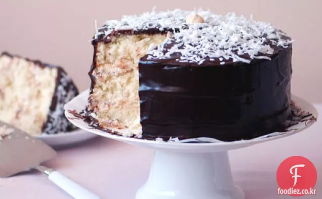 초콜릿 유약 코코넛 레이어 케이크
