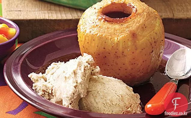 계피 아이스크림으로 구운 사과