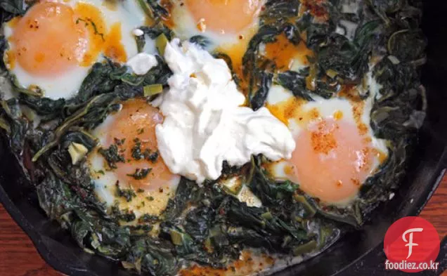 요탐 오톨렝기의 프라이팬-시금치,요거트,매콤한 버터를 곁들인 구운 계란