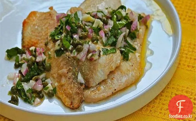 치미 추리를 곁들인 삼나무 판자 흰살 생선